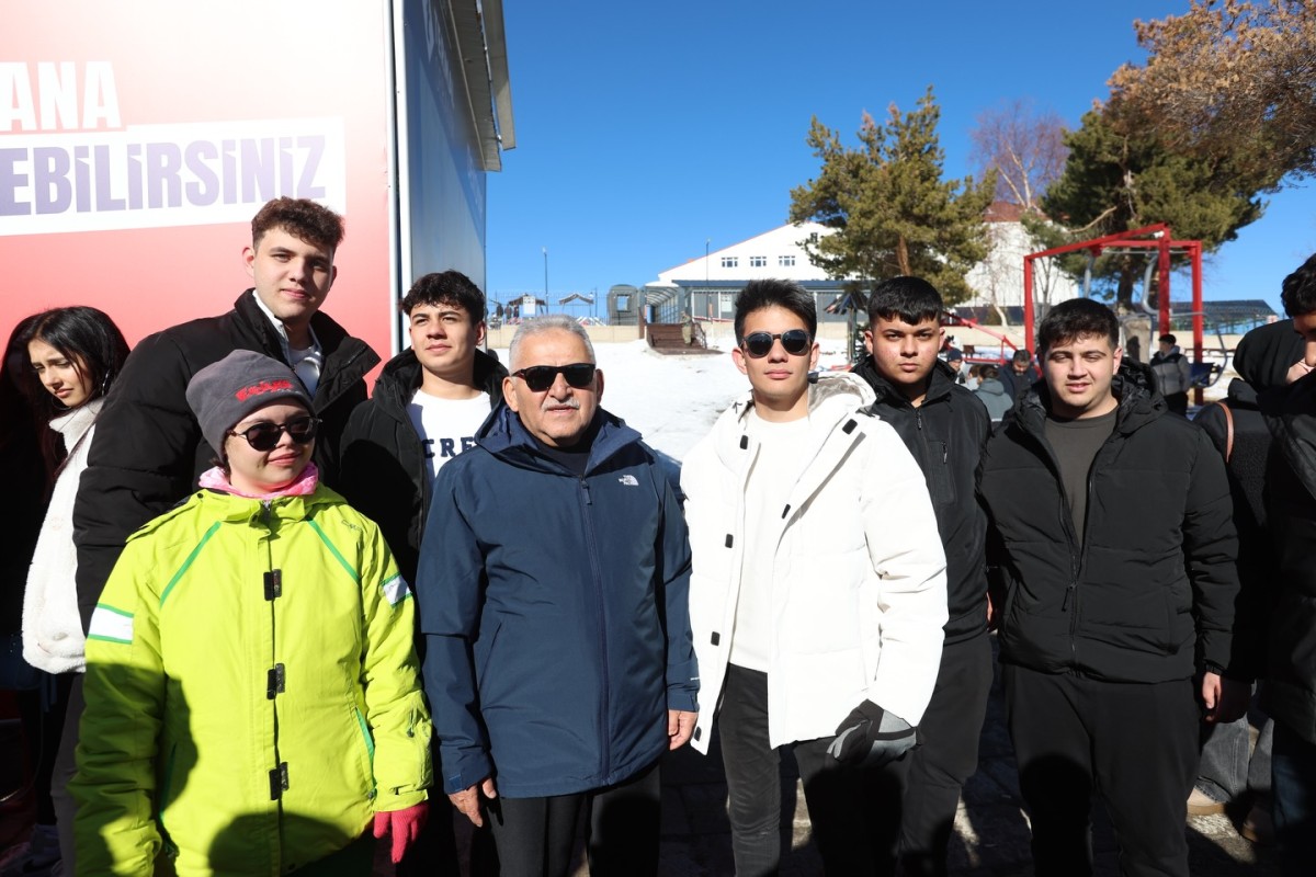 Başkan Büyükkılıç Zirvede, İlgiyle Beklenen Erciyes Kayak Sezonunu Açtı