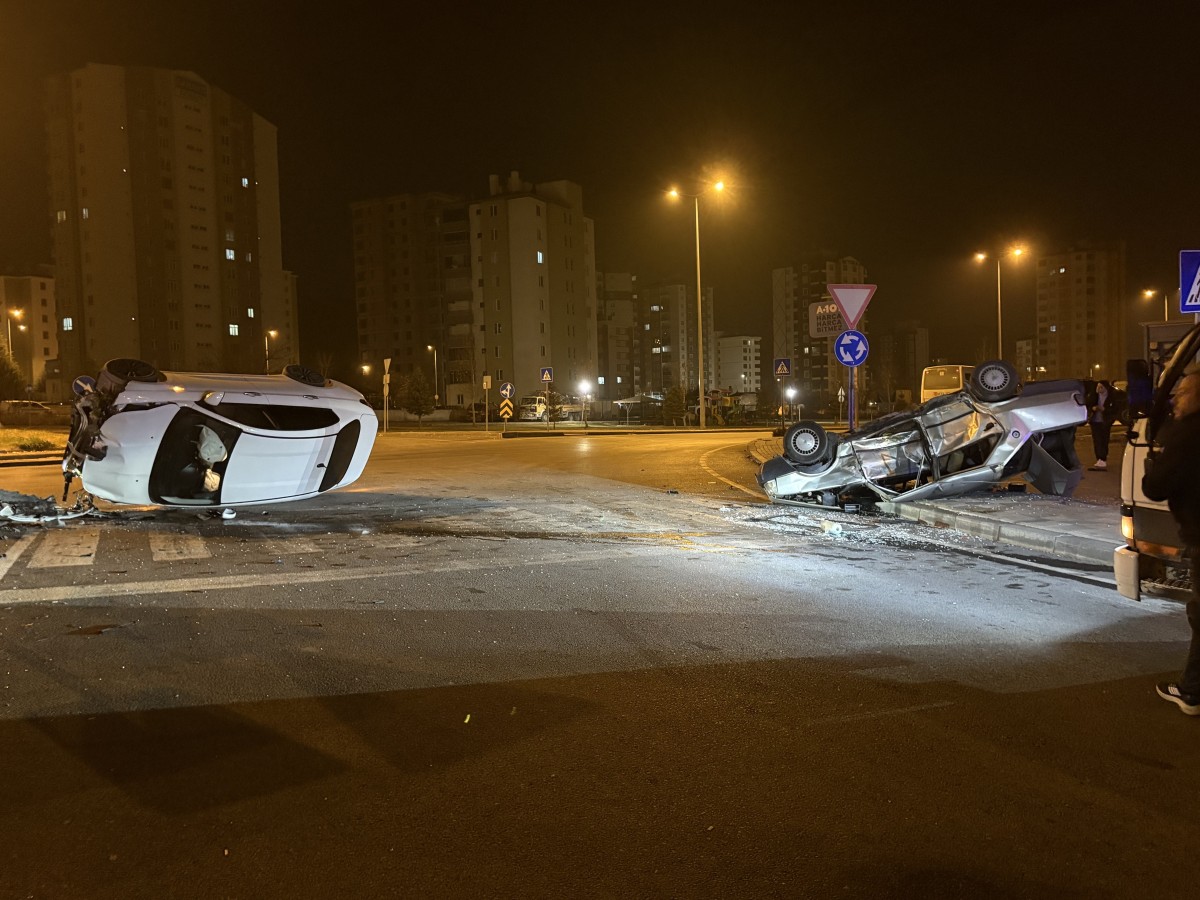Kavşaktaki Kazada Otomobiller Takla Attı: 2 Yaralı