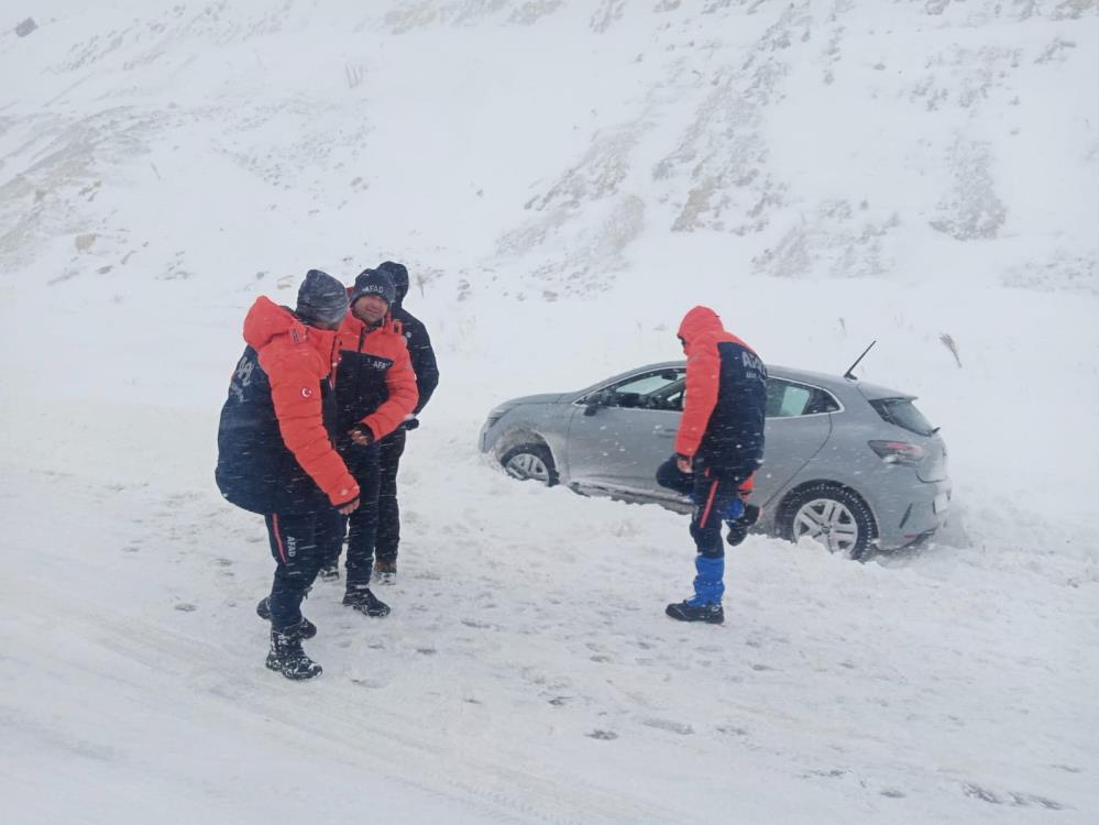 AFAD Ekipleri Mahsur Kalan Araçlara Yardıma Koştu