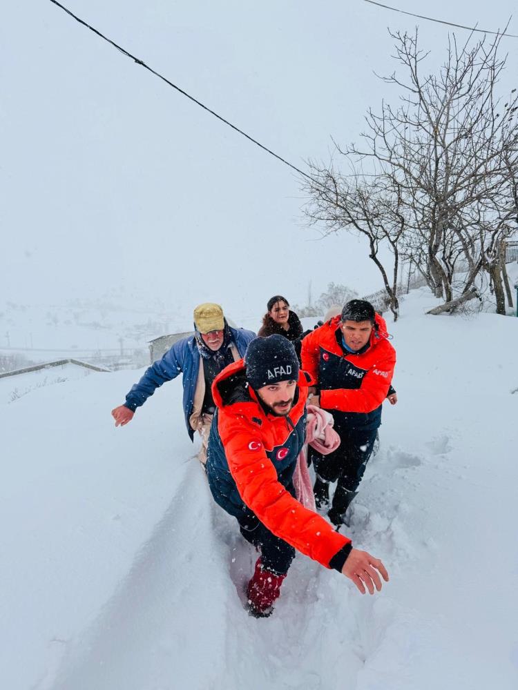 Kar, Tipi, Soğuk Dinlemedi: AFAD 400 Metre Sırtında Taşıdı