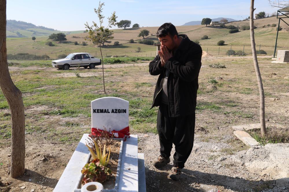 Acılı Baba Karne Gününde Oğlunun Mezarı Başında Ağladı