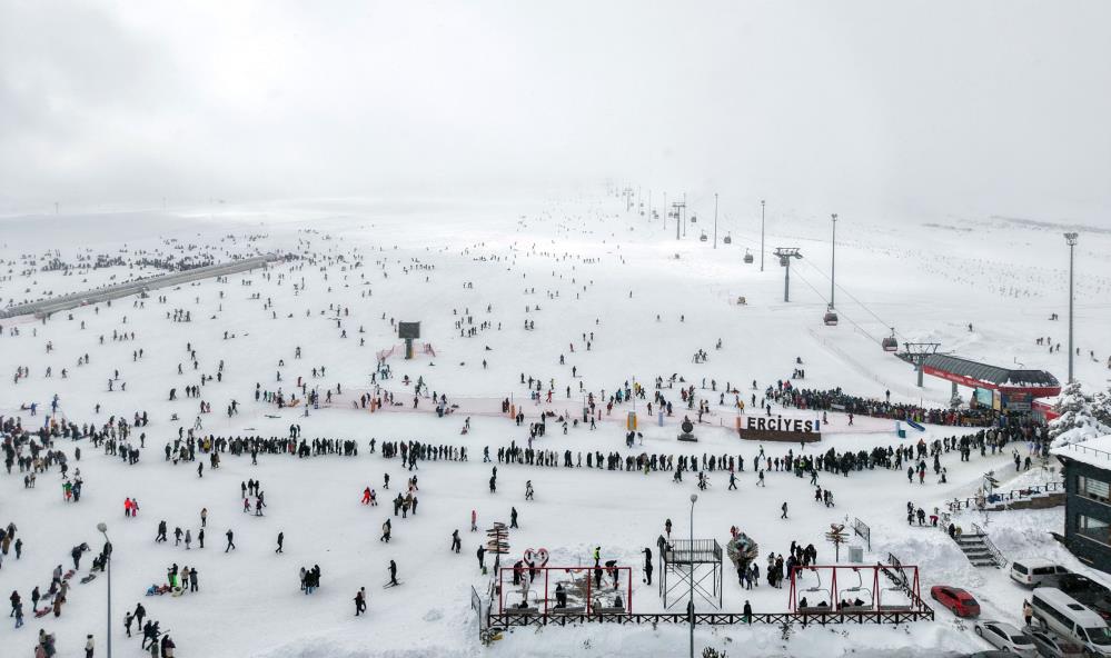 Erciyes Sömestirin İlk Hafta Sonunda 250 Bin Kişiyi Ağırladı