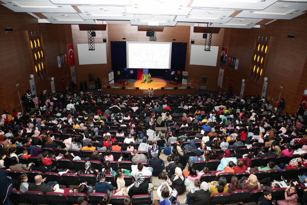 Başkan Yalçın'dan Çocuklara Karne Hediyesi Tiyatro Şöleni