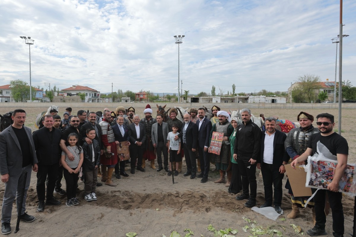 Başkan Büyükkılıç, “Erciyes’in Gölgesinde Geleneksel Atlı Spor Gösterisi”ni İzledi