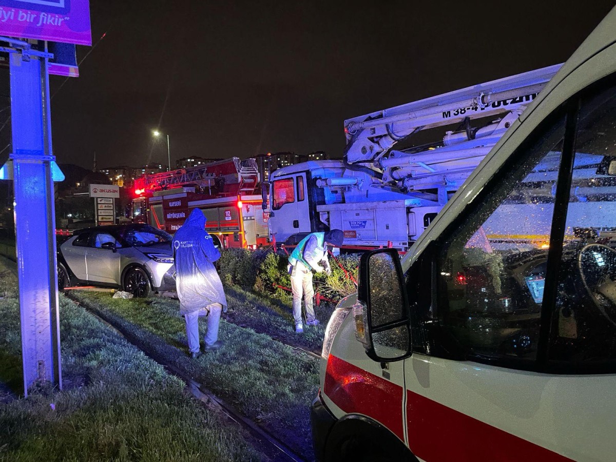 Kamyonla Çarpışan Otomobil Tramvay Yoluna Girdi
