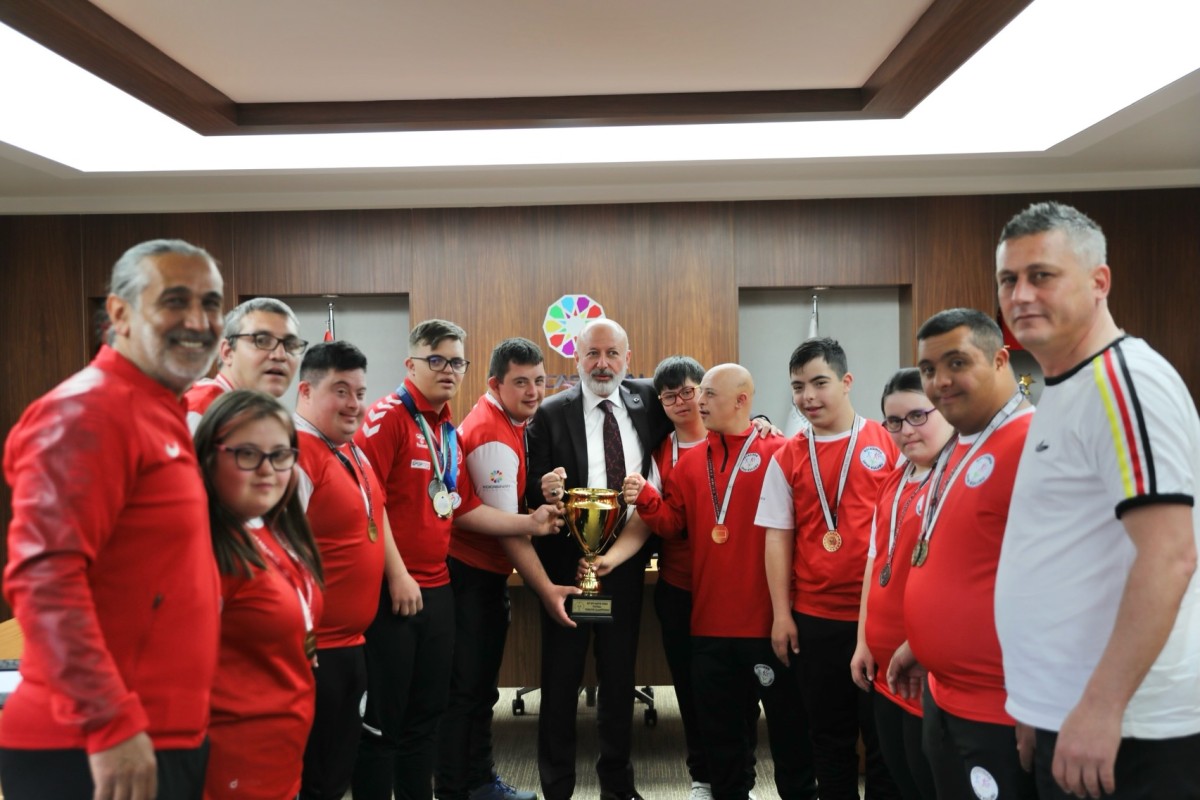Başkan Çolakbayrakdar, Kocasinan’ın Altın Sporcularını Ağırladı
