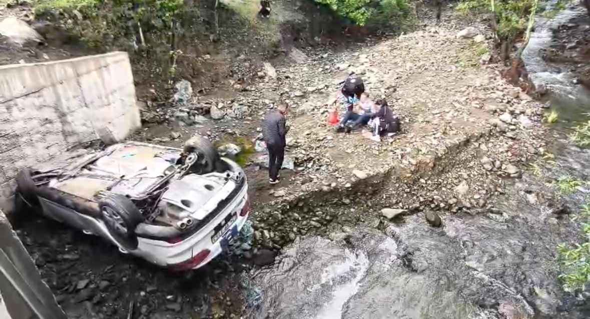 Otomobilin Köprüden Devrildiği Kazada 2 Kardeş Yaralandı
