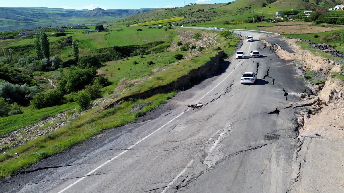 Felahiye’de Yollar Çöktü, İlçenin 2 Girişi Kapatıldı 
