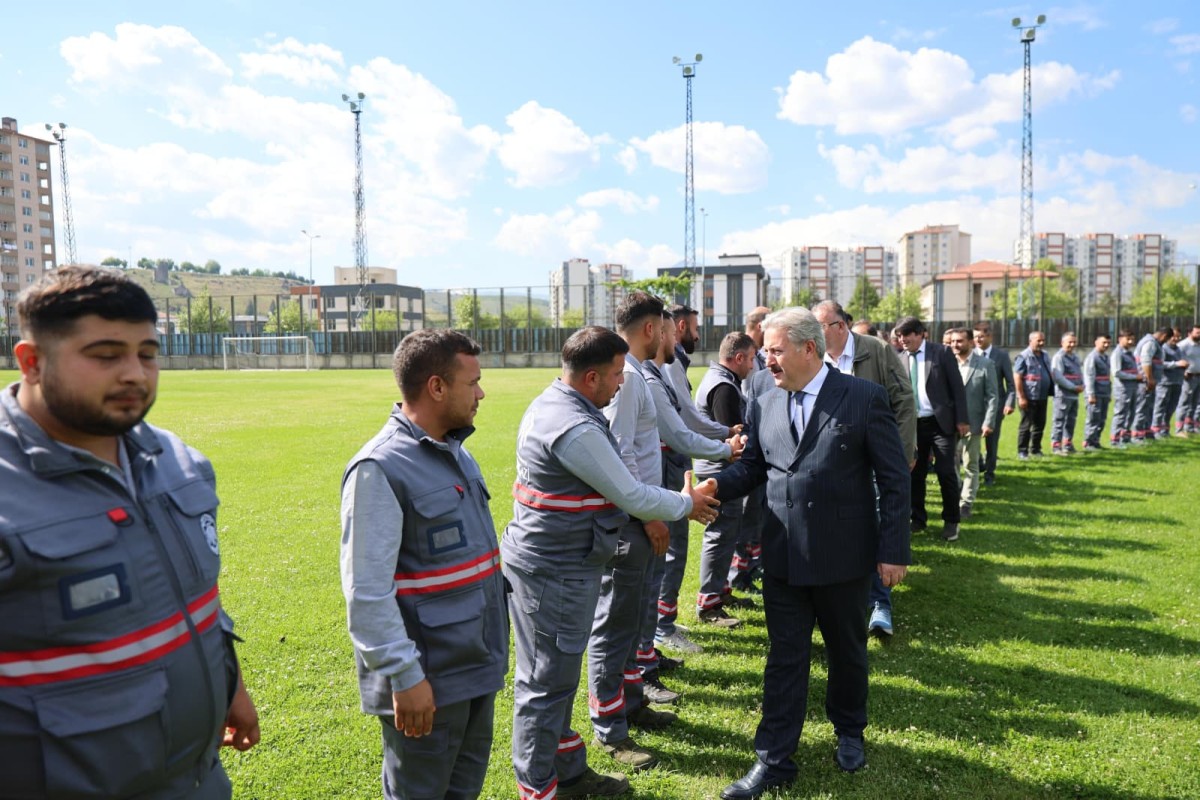 Başkan Palancıoğlu, Mesaiye Personel ile Bayramlaşarak Başladı