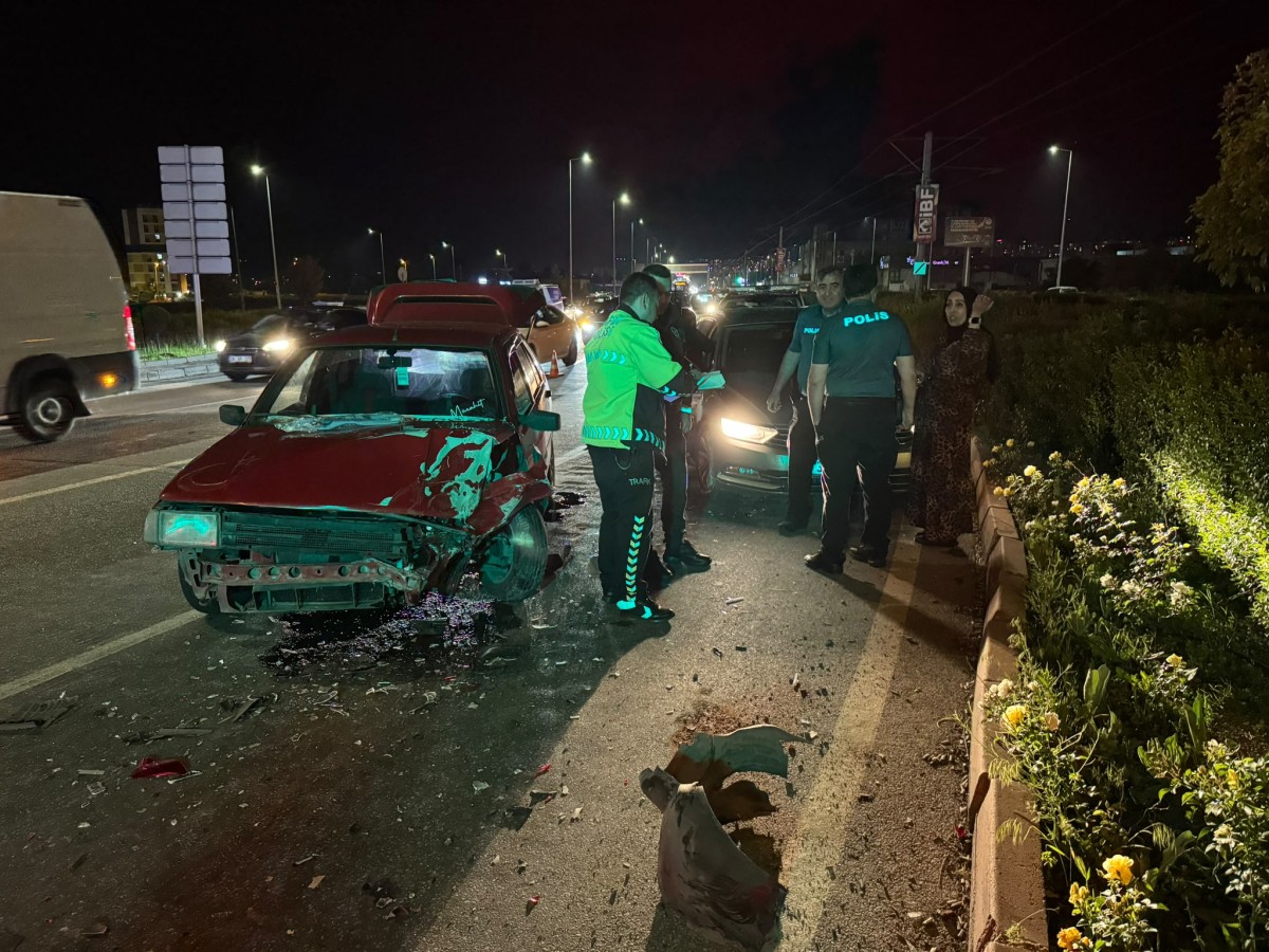 Polis Aracının Karıştığı Zincirleme Kazada 2 Yaralı