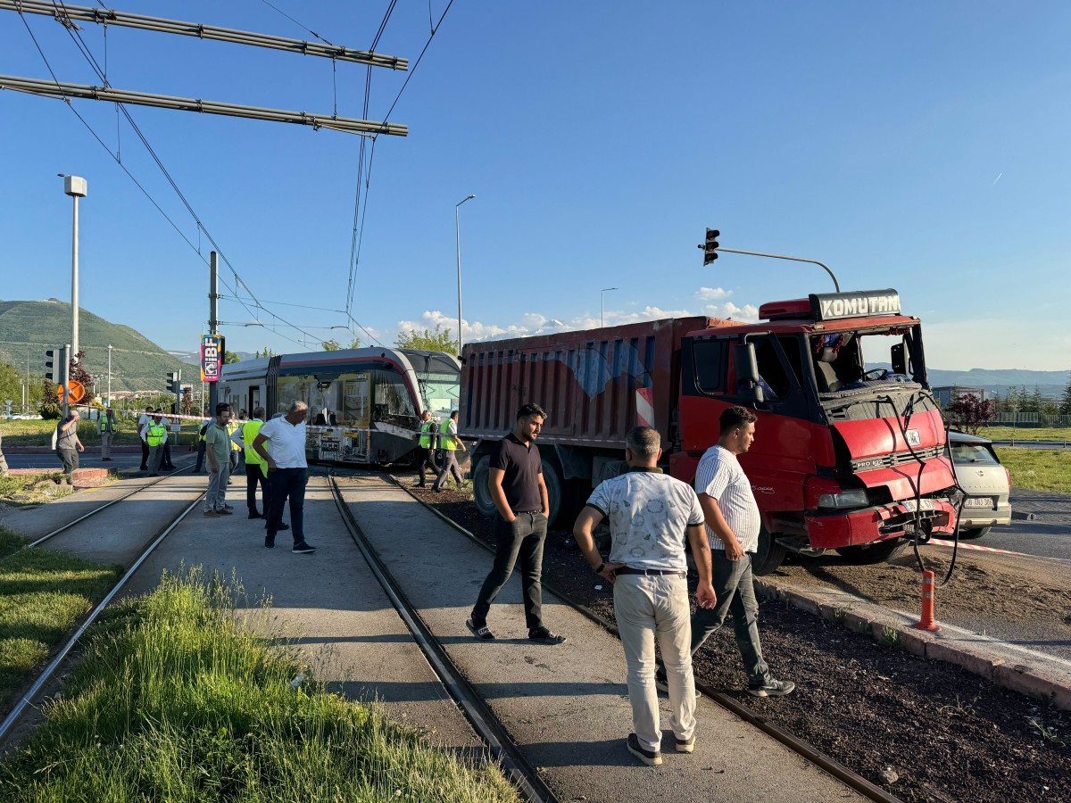 Tramvay İle Kamyon Çarpıştı: 5 Yaralı