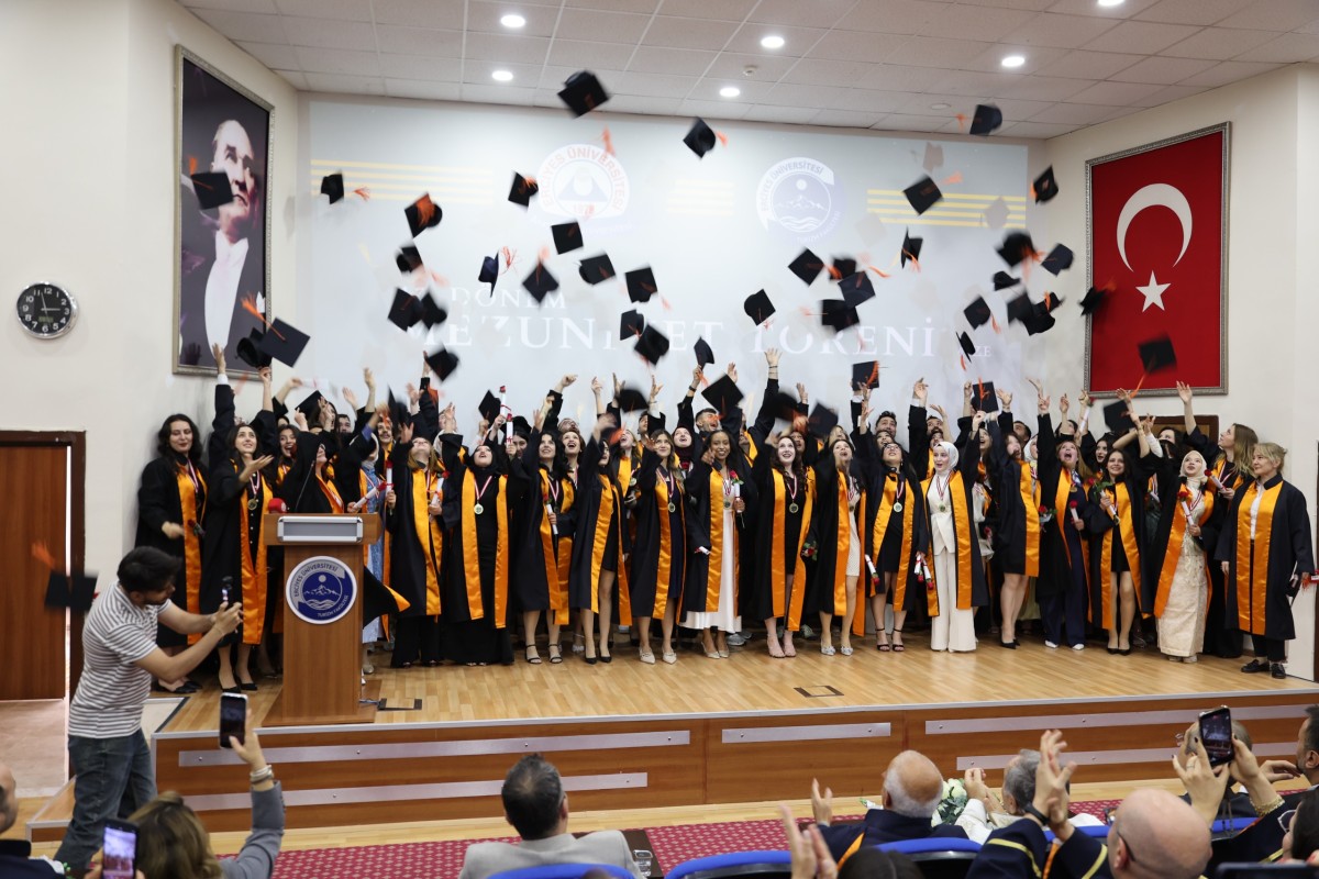 ERÜ Turizm Fakültesi 17. Dönem Mezunlarını Verdi