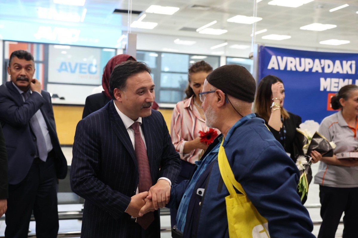Kayseri’de Gurbetçiler Çiçeklerle Karşılandı