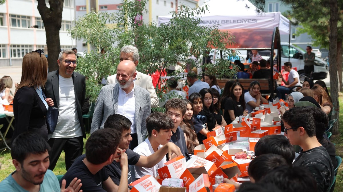 Kocaburger’in Bu Haftaki Durağı Sümer Fen Lisesi Oldu