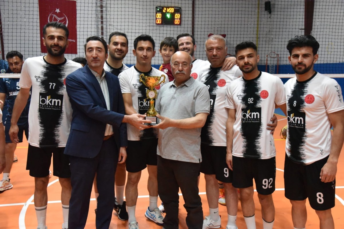 Kurumlar ve Mahalleler Arası Voleybol Turnuvası Sona Erdi
