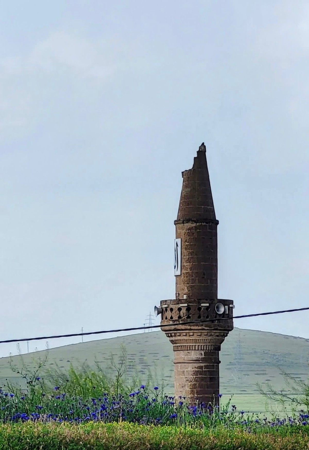 Yıldırım Düşen Cami Minaresi Zarar Gördü
