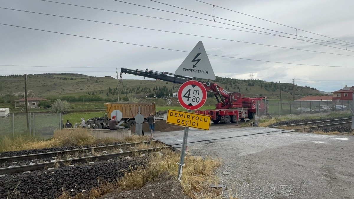 Tren ile Kamyon Çarpıştı: 2 Yaralı