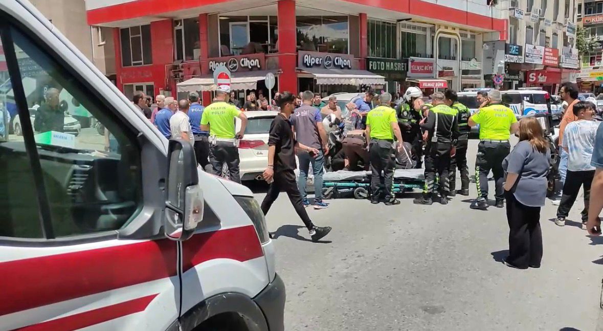 Otomobil ile Motosiklet Çarpıştı: Polis Memuru Yaralandı