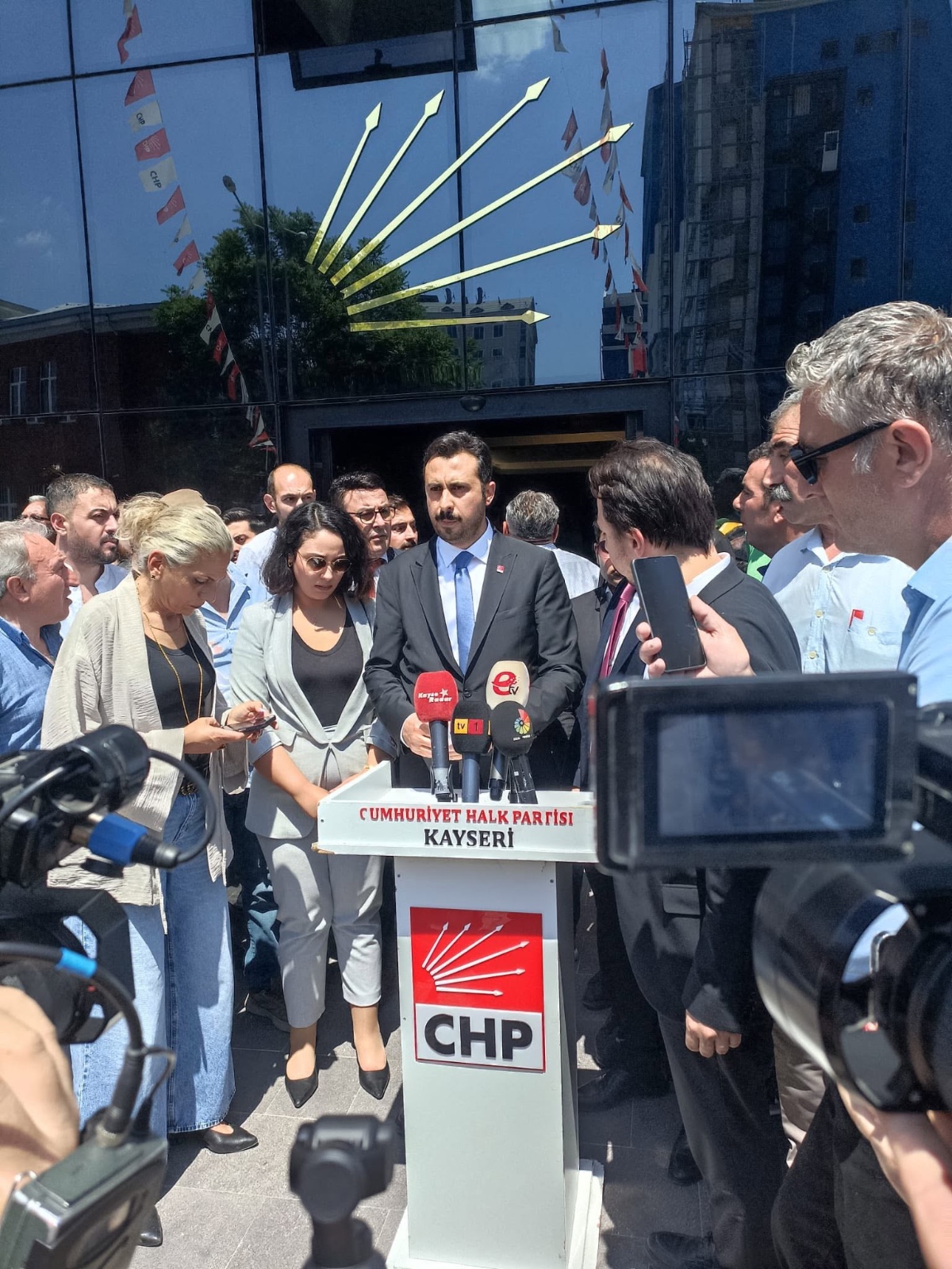 CHP’de Yeni Yönetim İlk Paylaşımını Yorumlara Kapattı