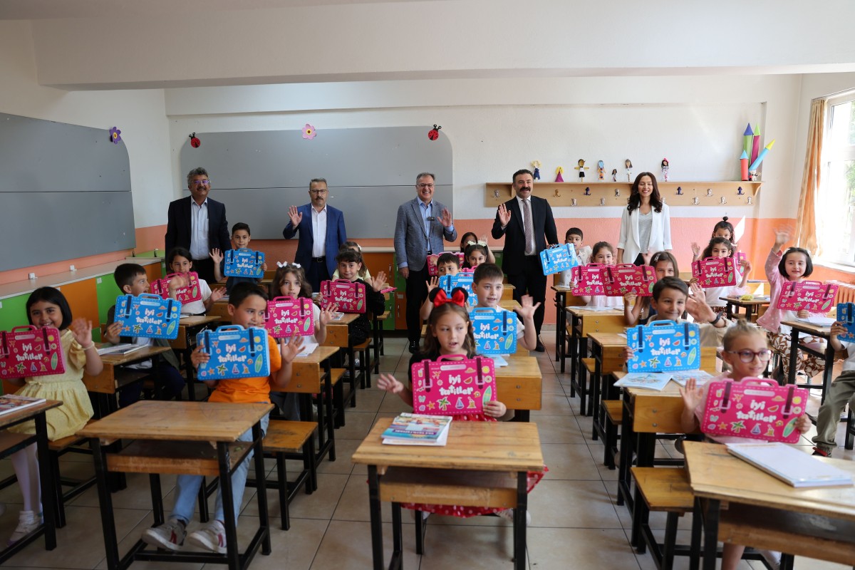  Başkan Özdoğan, Hacılar'da Karne Coşkusuna Ortak Oldu