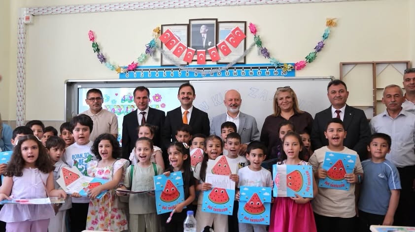 Başkan Çolakbayrakdar, Karne Sevinci Yaşayan Öğrencileri Tebrik Etti