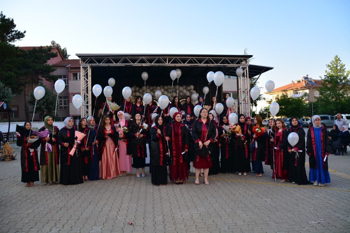Yahyalı Kız Anadolu İmam Hatip Lisesi'nde Mezuniyet Sevinci