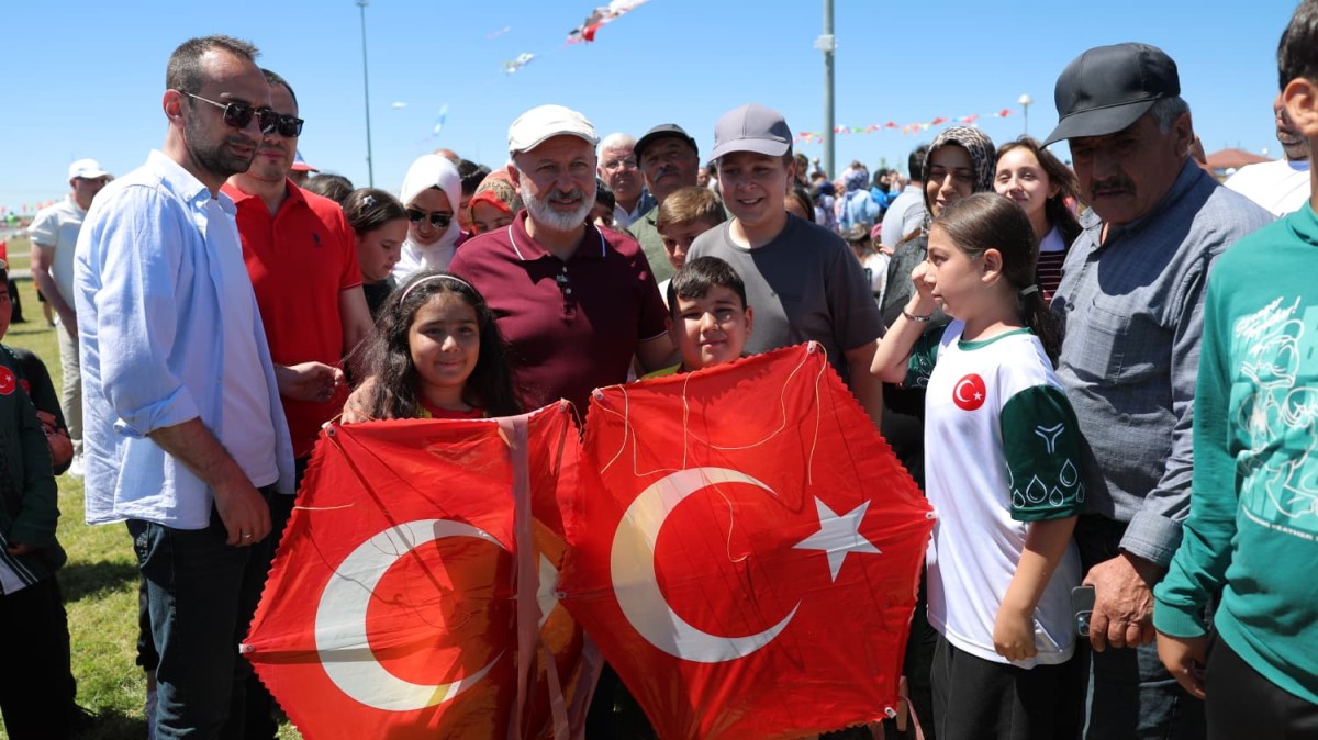 Kocasinan’da Gökyüzü Renklendi, On Binlerce Vatandaş Şenlikte Buluştu