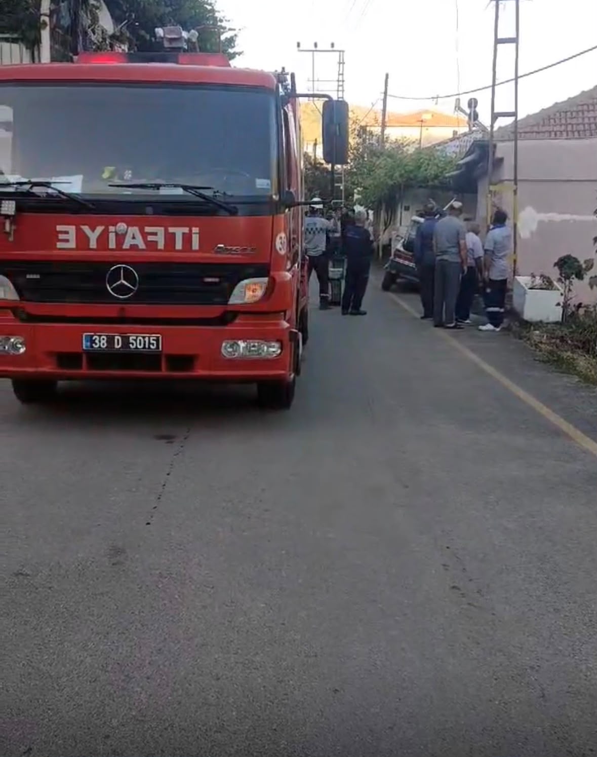İstinat Duvarı Çöktü: Park Halindeki Otomobil Çukura Düştü