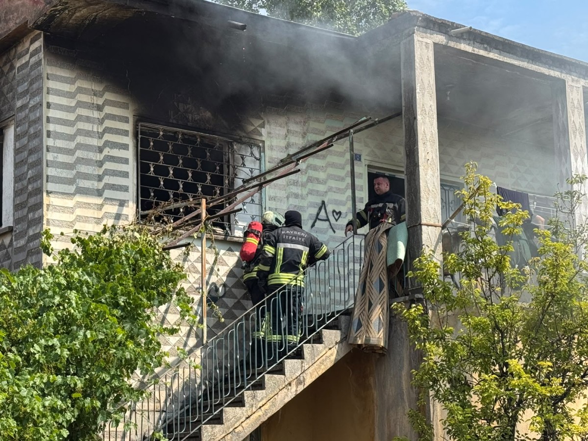 Kayseri’de 2 Katlı Binada Yangın