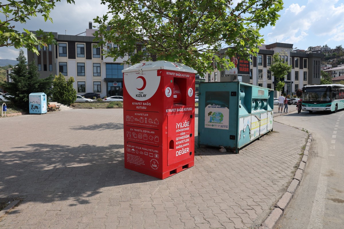 Hacılar’da Kıyafet Bağış Kutuları Hizmete Girdi
