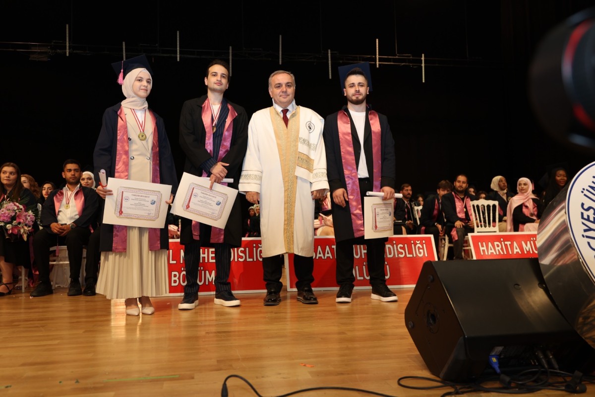 ERÜ Mühendislik Fakültesi Yeni Dönem Mezunlarını Verdi