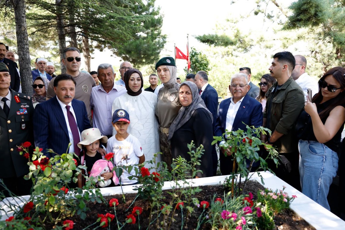 Vali Çiçek ve Başkan Büyükkılıç, 15 Temmuz Şehitleri Doğanay ve Yiğit’i Kabri Başında Andı