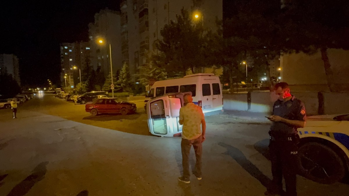  Otomobil İle Hafif Ticari Araç Çarpıştı: 3 Yaralı 