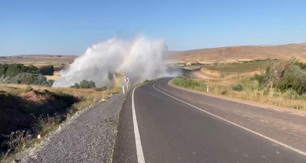 Bünyan’da Su Borusu Patladı, Metrelerce Su Yükseldi! 