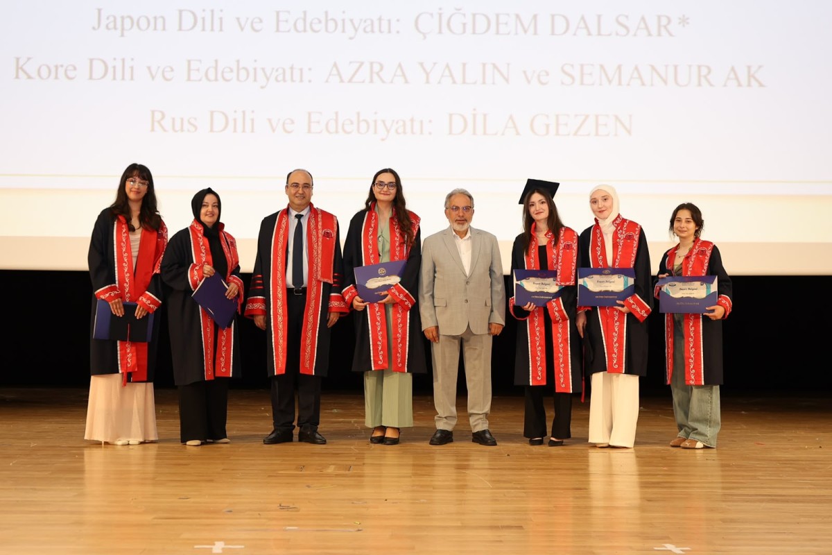 ERÜ Edebiyat Fakültesi’nde Mezuniyet Coşkusu Yaşandı