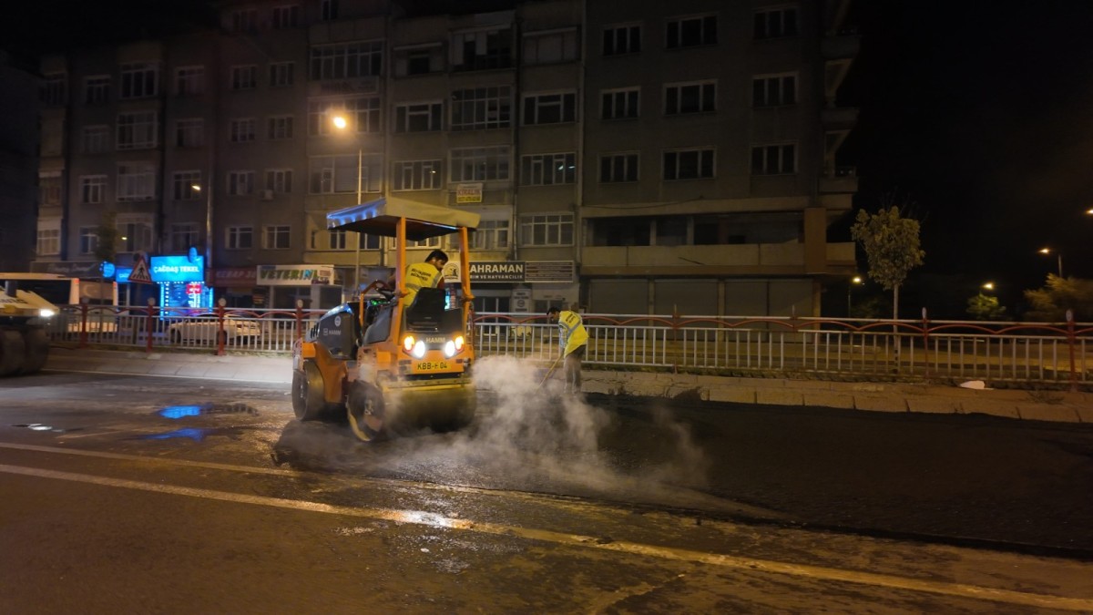 Büyükşehir’den Yoğunburç Alt Geçidi’nde Gece Yarısı Sıcak Asfalt Mesaisi