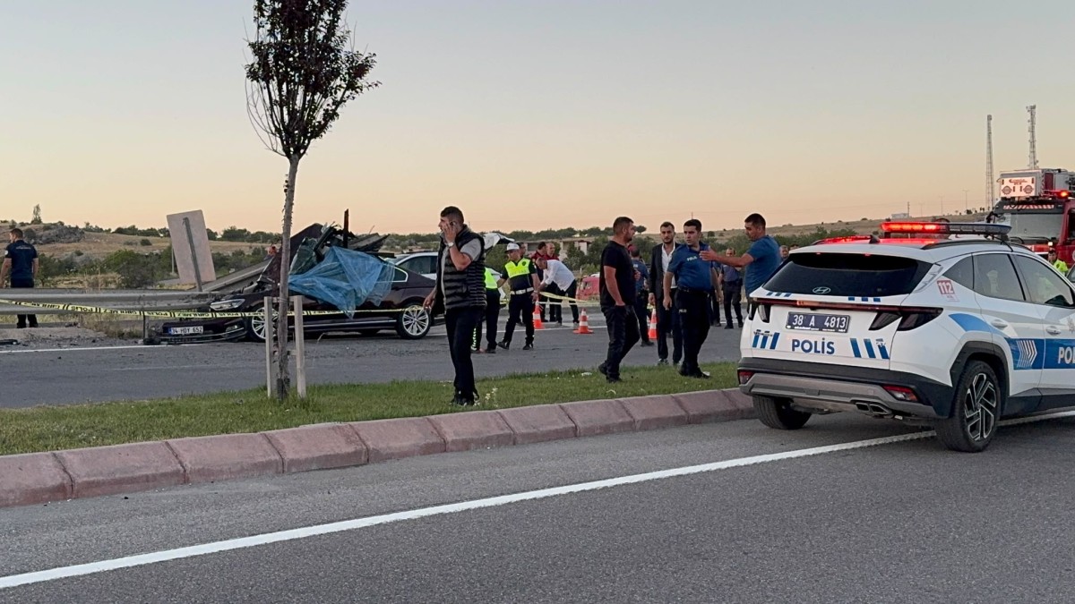 Düğün Konvoyundaki Otomobil Bariyere Çarptı: 1 Ölü, 3 Yaralı