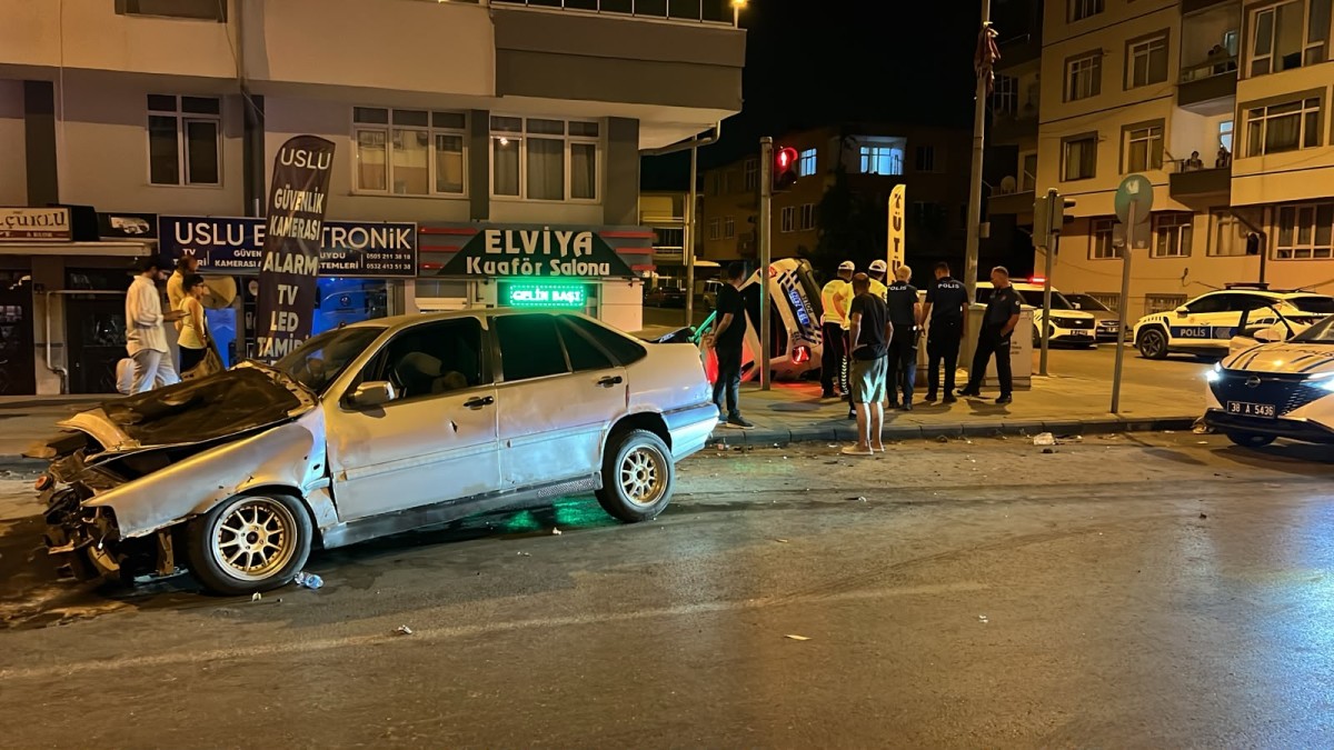 Otomobille Çarpışan Polis Aracı Devrildi: 3 Yaralı