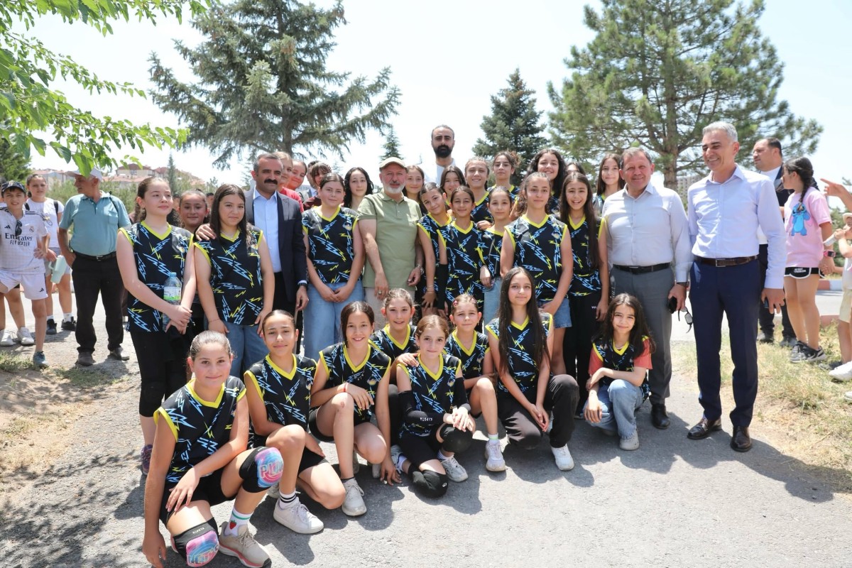 Başkan Çolakbayrakdar, Erva Spor Kulüplerindeki Öğrenciler ve Aileleriyle Buluştu