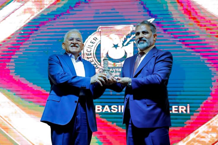 Başkan Büyükkılıç’a, Erciyes Medya Ödülleri Programında Teşekkür Plaketi