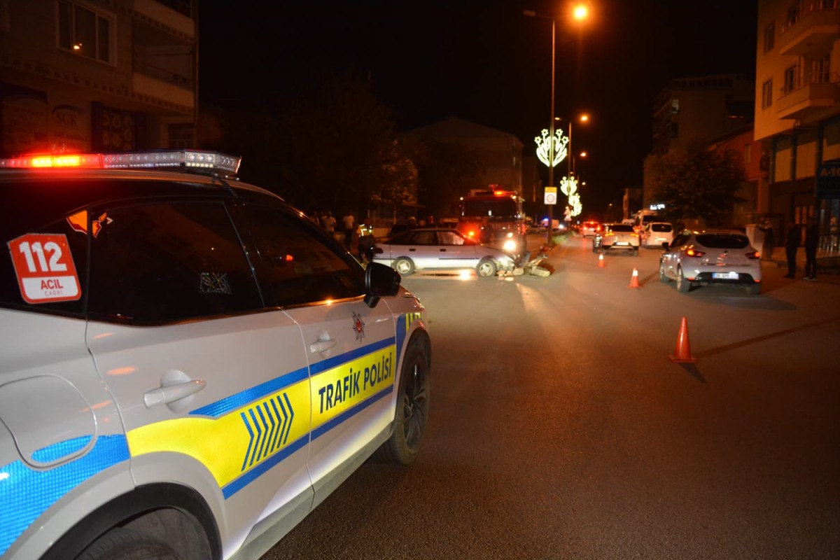 Kavşakta Kaldırıma Çarpan Otomobilin Sürücüsü Yaralandı