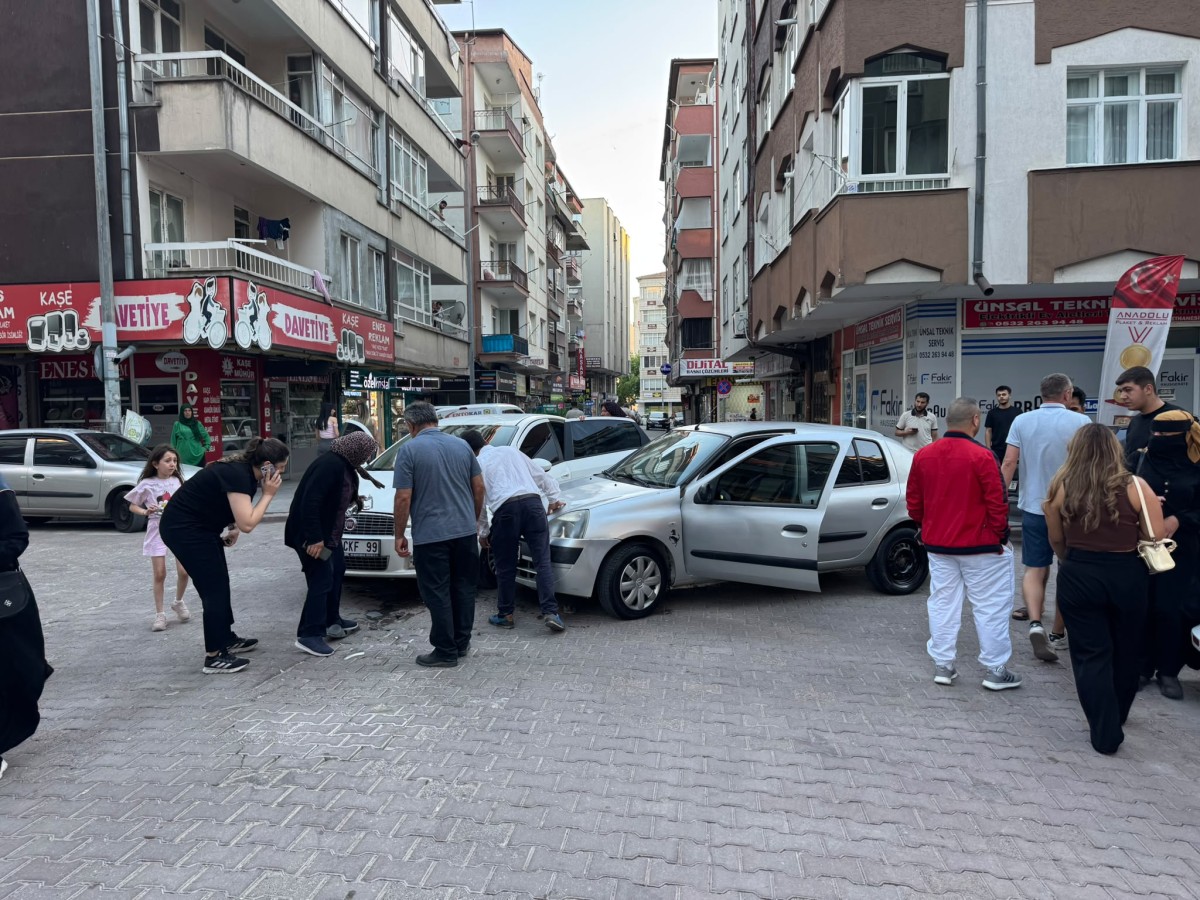 Kayseri’de Korkutan Kaza: Kavşakta İki Araç Çarpıştı! 