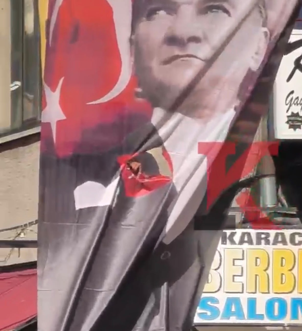 Kayseri'de Atatürk Posterindeki 6 Ok Görseli Kesildi
