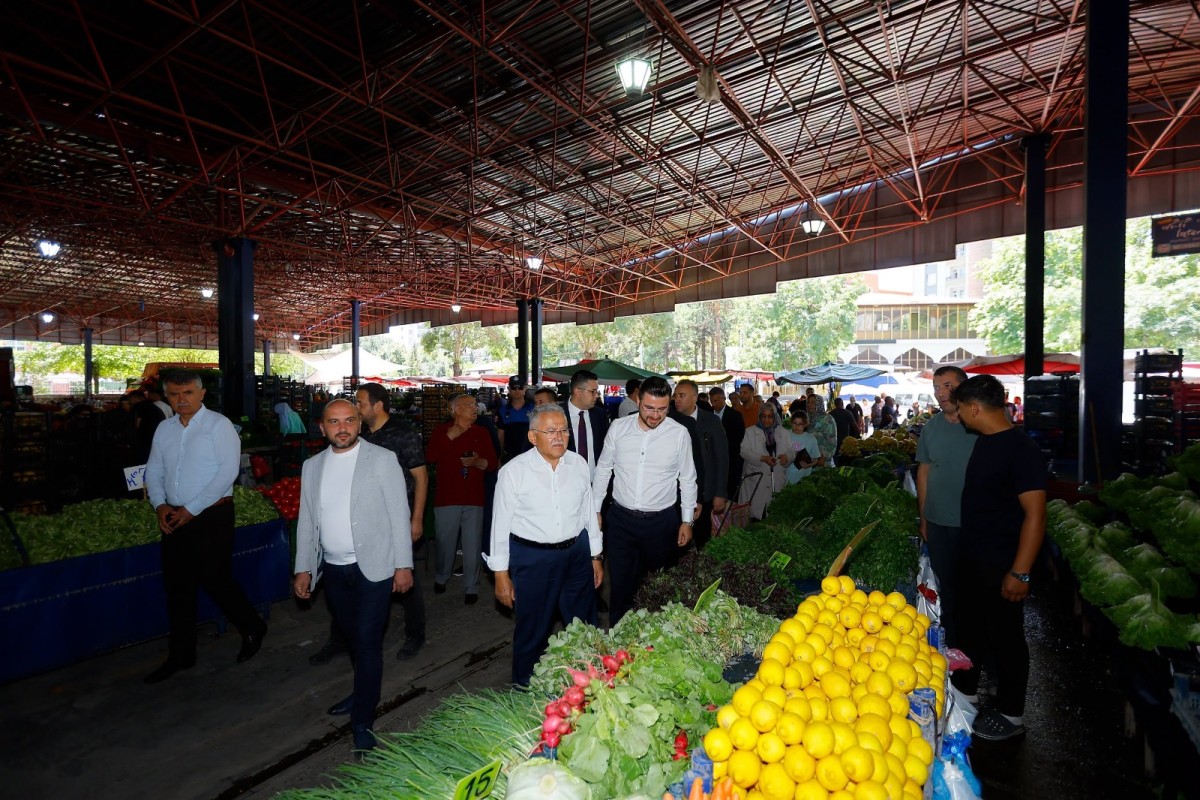 Başkan Büyükkılıç, Hürriyet Pazar Yeri'nde Esnaf ve Vatandaşlarla Buluştu
