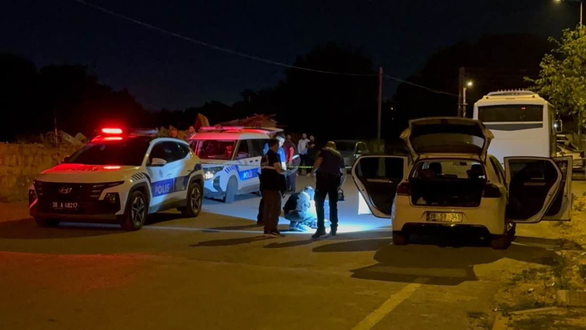 Kayseri’de Silahlı Kavgada Yoldan Geçen Karı-Koca Yaralandı