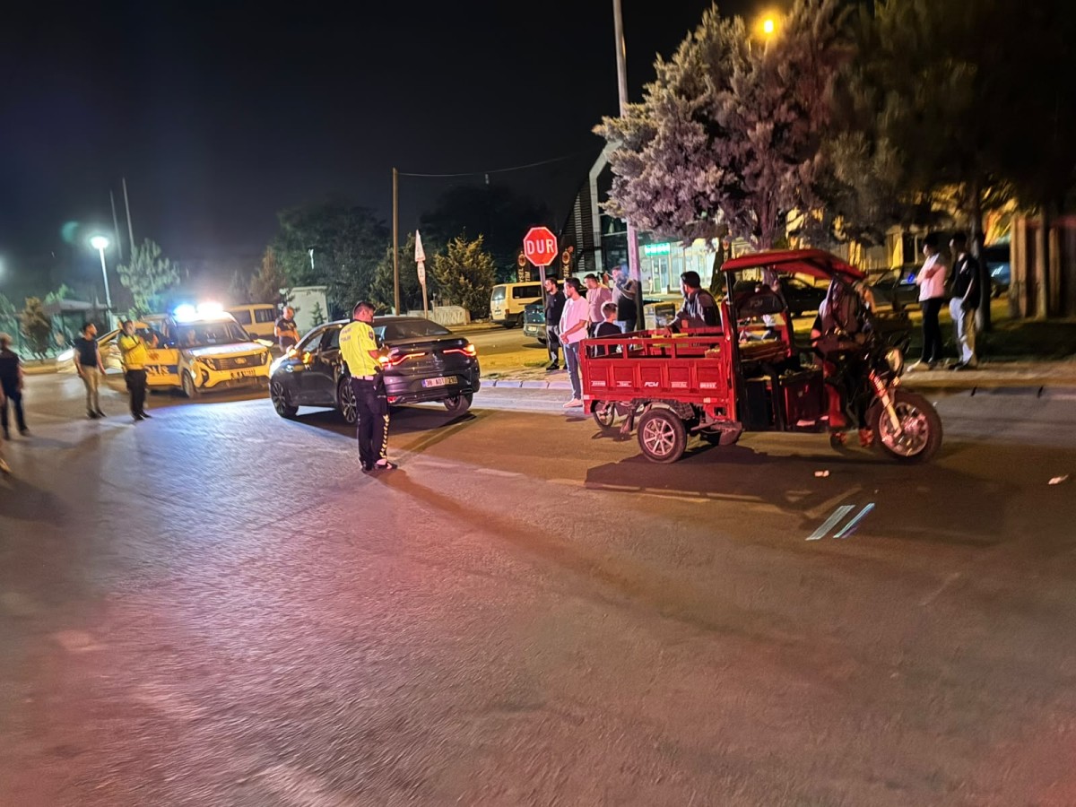 Otomobil ile 3 Tekerlekli Motosiklet Çarpıştı: 1 Yaralı