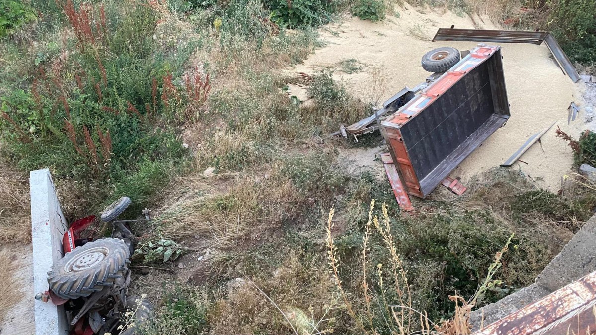 Arpa Yüklü Traktör Köprüden Düştü: 1 Yaralı