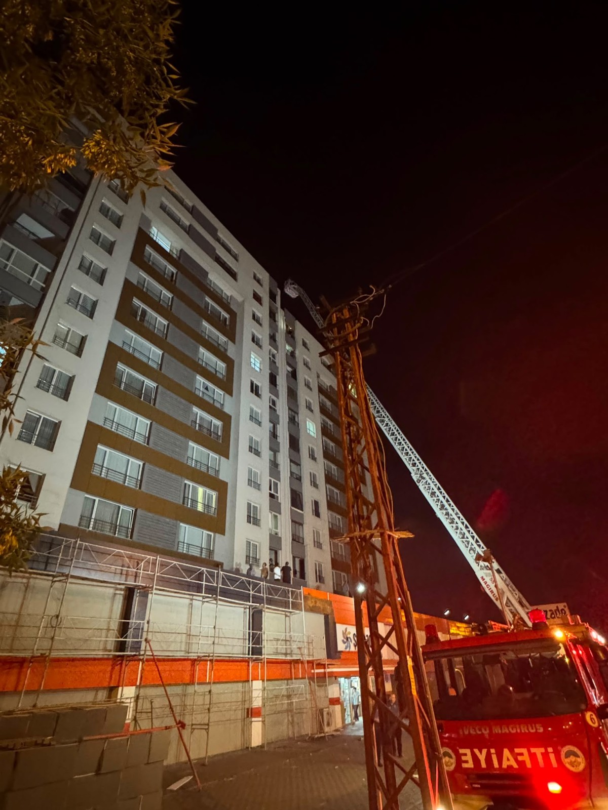 Yangın Paniği: Ev Sahibi Düşerek Hayatını Kaybetti