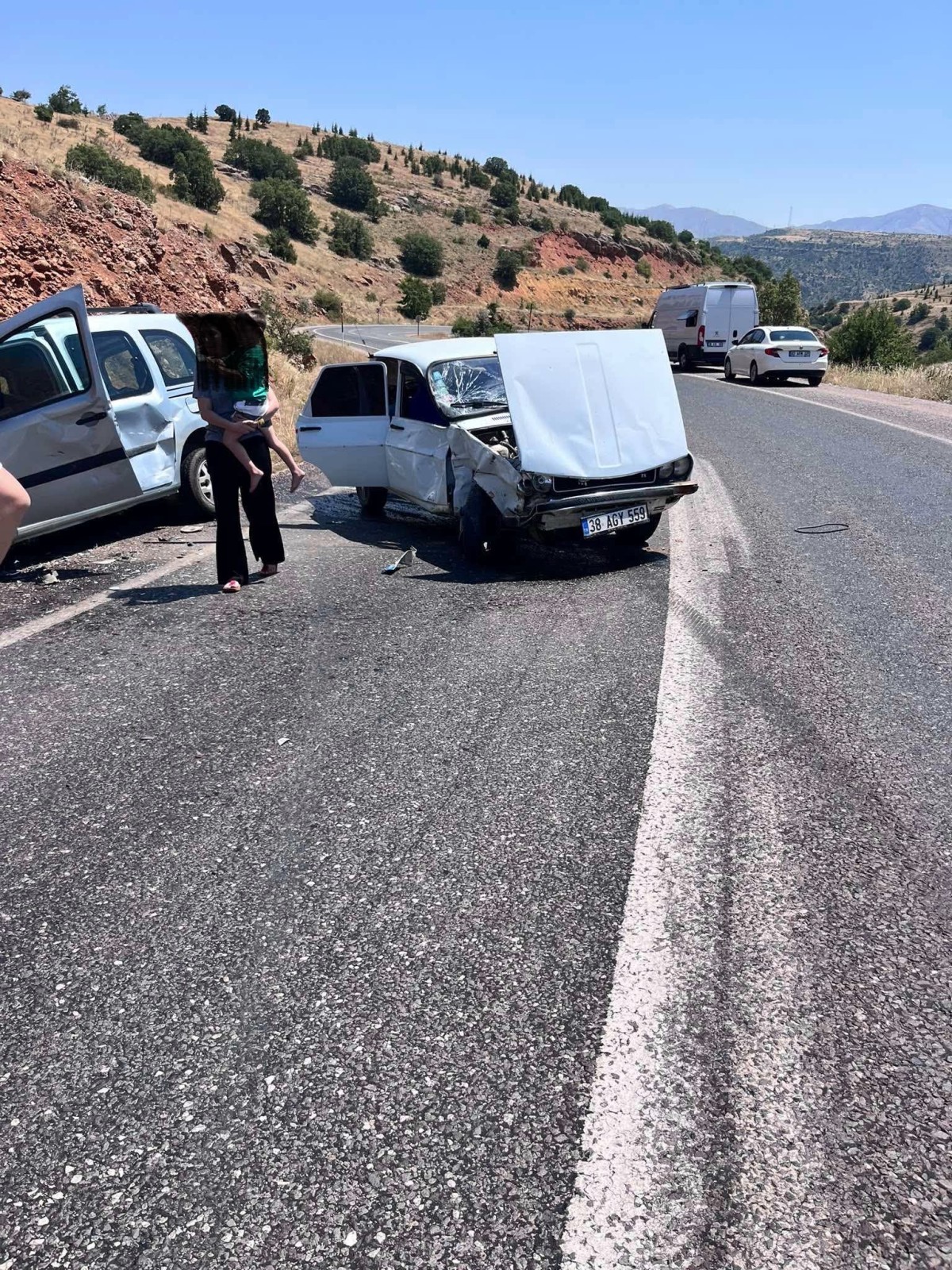 Yahyalı’da Hafif Ticari Araç ile Otomobil Çarpıştı: 3 Yaralı