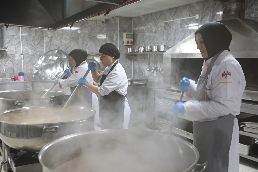 Kocasinan’da Evlere Her Gün 4 Çeşit Sıcak Yemek Gidiyor 